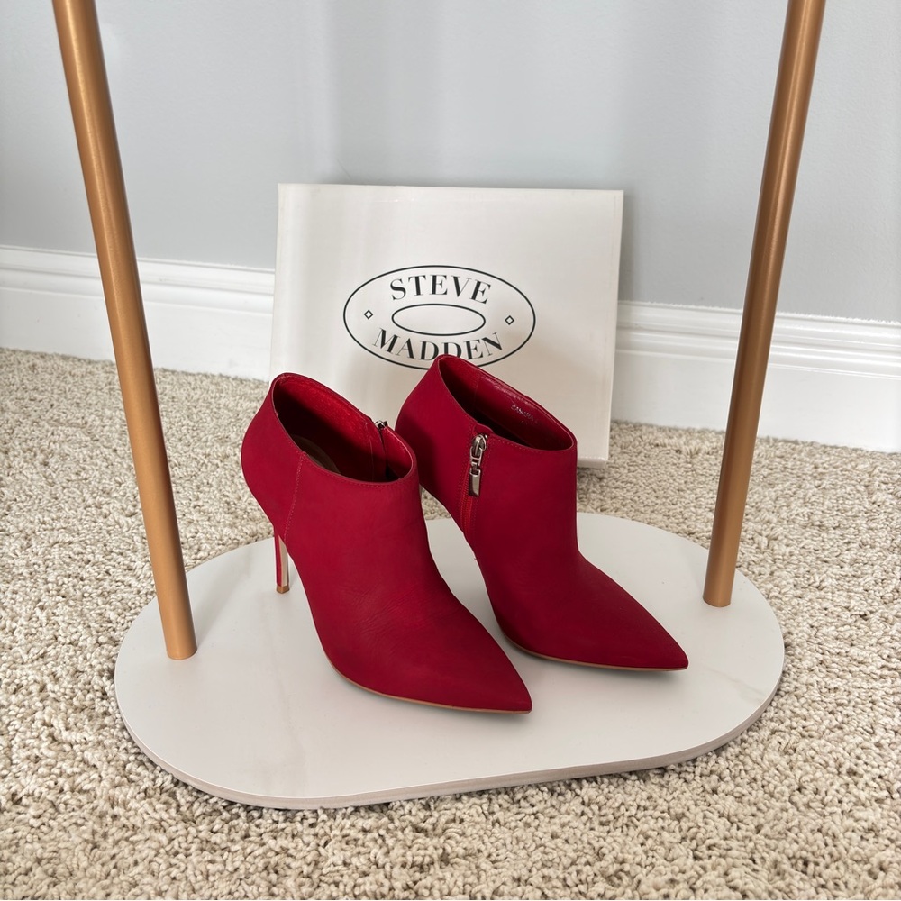 Steve Madden “Samara” Red NUBUCK LEATHER Ankle Boots Booties 8.0